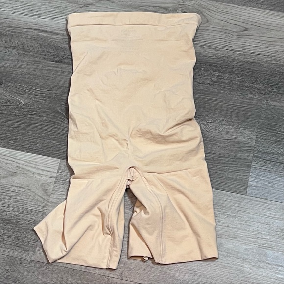 SPANX High Waist Shaper Higher Power Shorts Size Medium - Picture 2 of 6